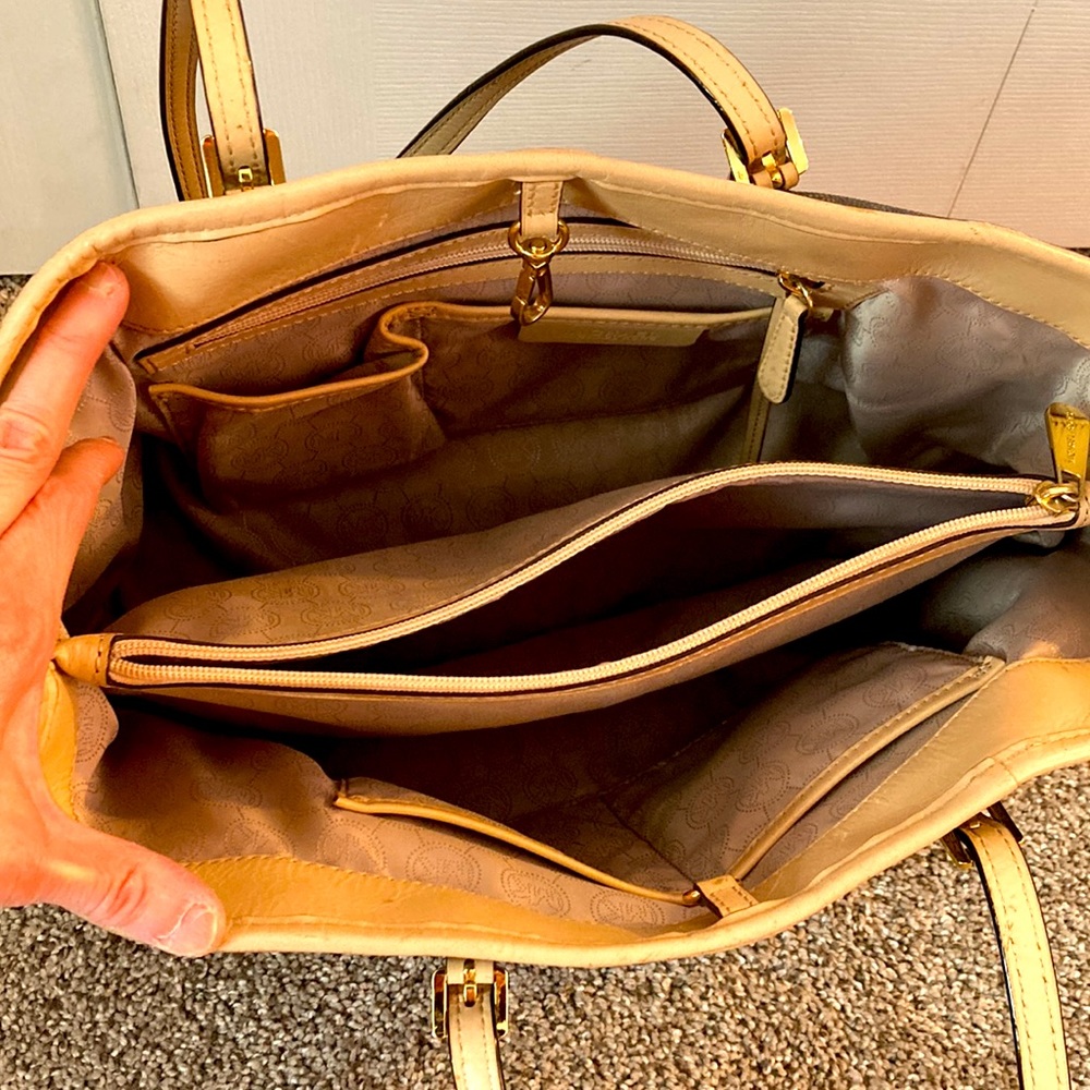 NWOT Michael Kors handbag tote with inside middle zip compartment. - Picture 4 of 9